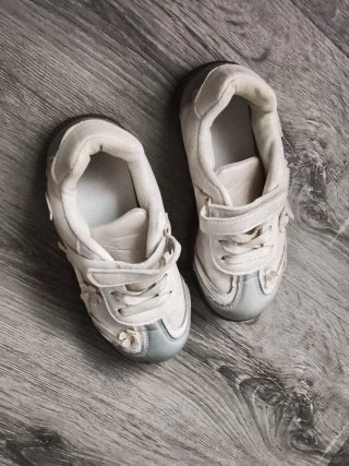 Tenis niña plateados y blancos Talla 31