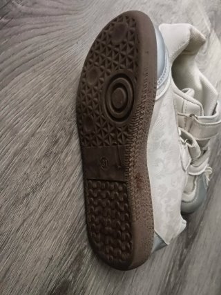 Tenis niña plateados y blancos Talla 31