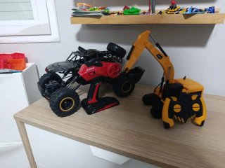 Coches RC todoterreno y excavadora