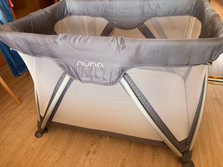 Cuna de viaje Nuna con colchón