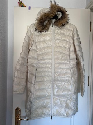 Plumas blanco con capucha y pelo