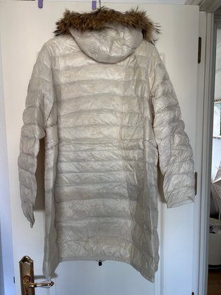 Plumas blanco con capucha y pelo