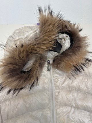 Plumas blanco con capucha y pelo