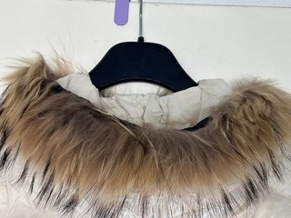 Plumas blanco con capucha y pelo
