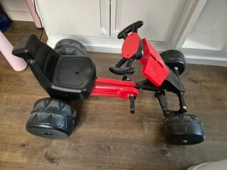 Gran triciclo coche a pedales rojo negro precioso