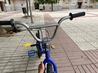 Bicicleta BMX azul en buen estado