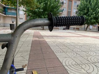 Bicicleta BMX azul en buen estado