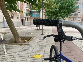Bicicleta BMX azul en buen estado