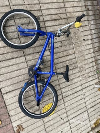 Bicicleta BMX azul en buen estado