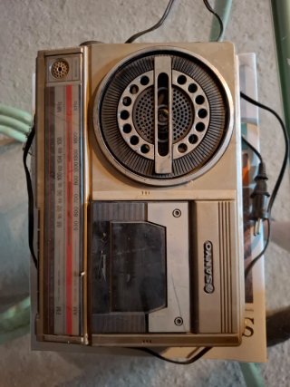 Radio Sanyo Beige Portátil