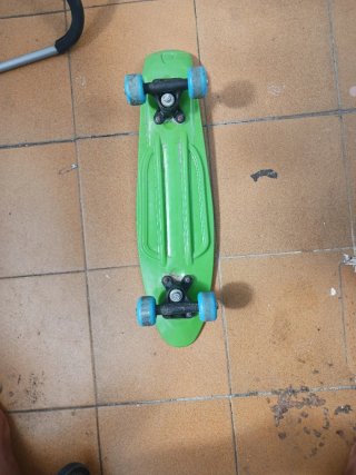 Patinete verde ruedas azules