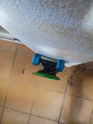 Patinete verde ruedas azules