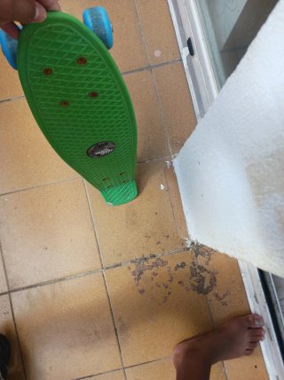 Patinete verde ruedas azules