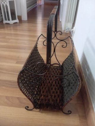 Revistero antiguo metal y mimbre