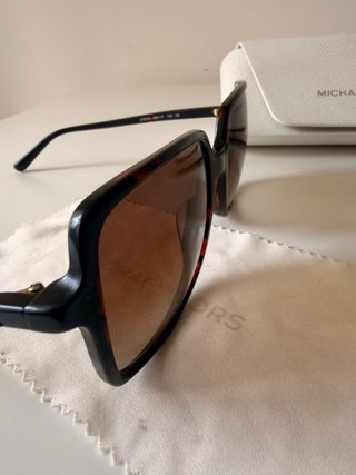 Gafas de sol Michael Kors con funda
