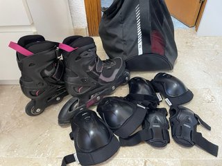 Patines en línea negros y rosas