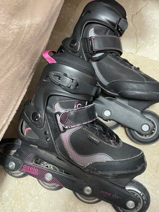 Patines en línea negros y rosas