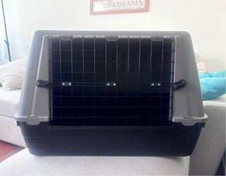 Transportín rígido para perros medianos.