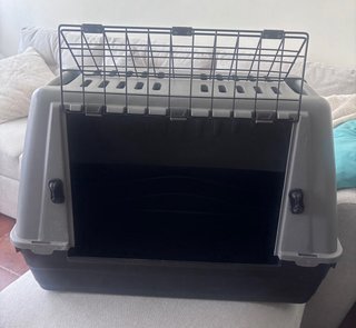 Transportín rígido para perros medianos.