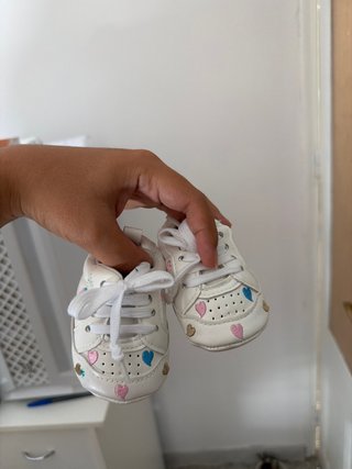 Zapatillas bebé niña blancas con corazones