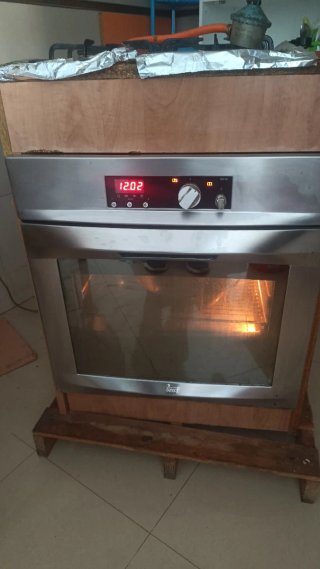 Horno eléctrico y cocina de gas