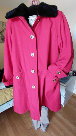 Abrigo mujer rosa con cuello negro