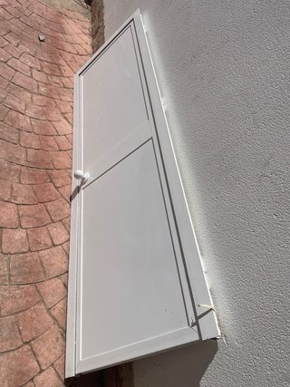 Puerta de aluminio blanca