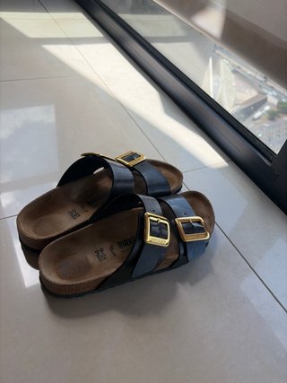 Sandalias Birkenstock negras y doradas talla 39