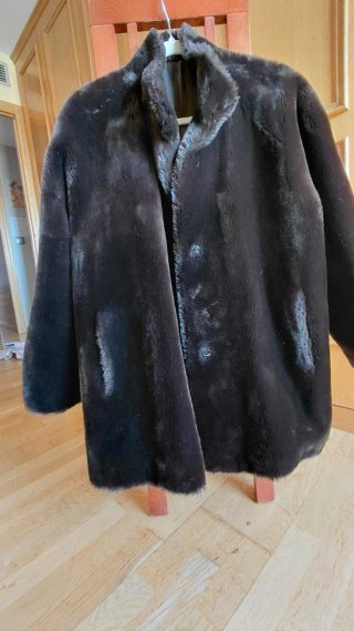 Elegante chaquetón pelo sintético marrón