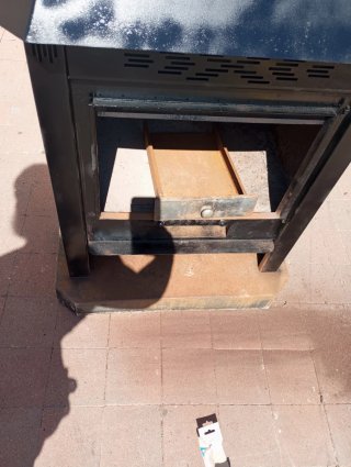 Chimenea metálica negra