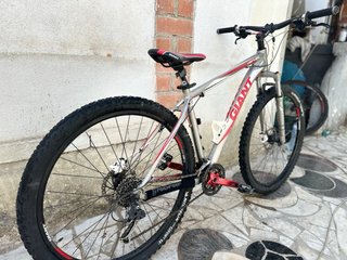 Bicicleta Giant Revel Gris y Roja