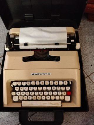 Máquina de escribir Olivetti Lettera 35