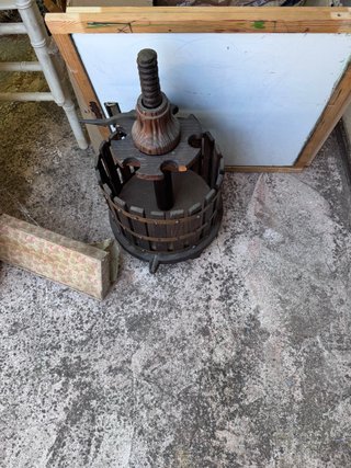 Botellero antigua de madera y metal