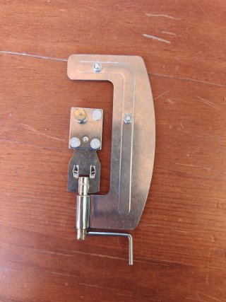 Anudador Semiautomático de Anzuelos AKT