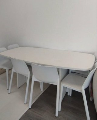 Mesa de madera blanca
