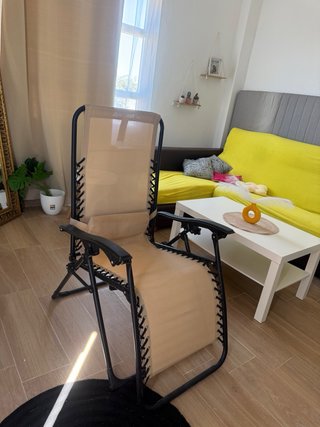 Sedia a dondolo beige e nera