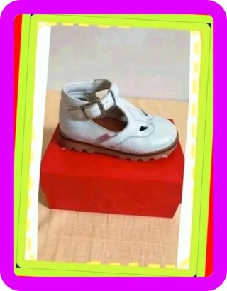 Kickers  B.Tupy  in  vera pelle  di  vitello colore  bianco  taglia  24 da bambina