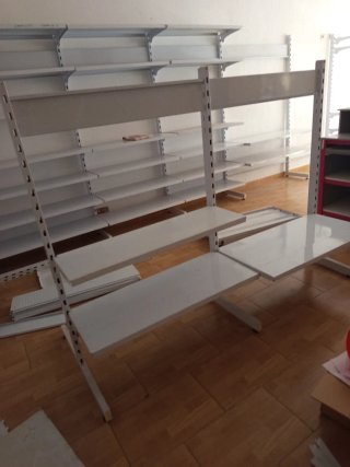 Lote de estanterías metálicas y de madera