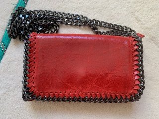 Bolso piel rojo con cadena