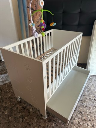 Cuna Micuna con cajón, ropa de cuna y más.