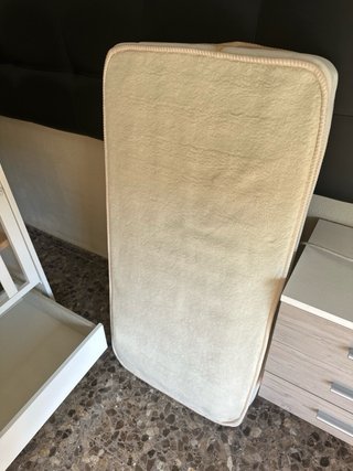 Cuna Micuna con cajón, ropa de cuna y más.