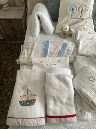 Cuna Micuna con cajón, ropa de cuna y más.