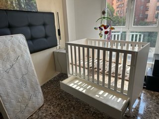 Cuna Micuna con cajón, ropa de cuna y más.