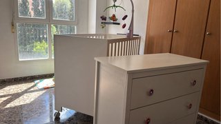 Cuna Micuna con cajón, ropa de cuna y más.