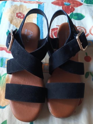 Sandalias negras con tiras cruzadas y hebilla