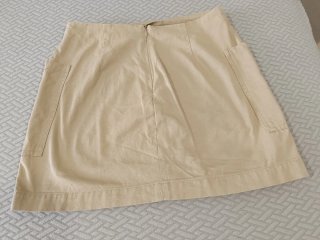 Falda beige con bolsillos