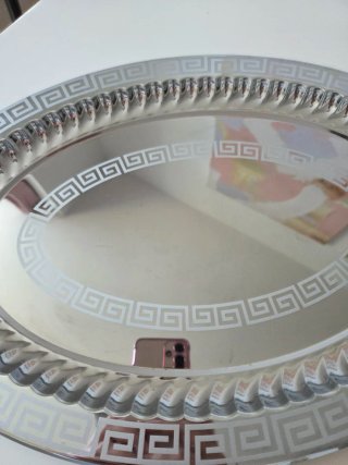 Bandeja ovalada de metal plateado