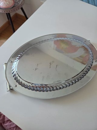 Bandeja ovalada de metal plateado
