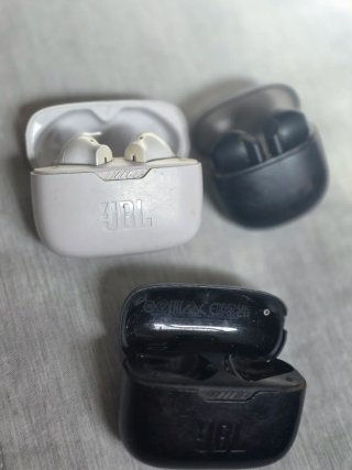 2 Auriculares JBL Blancos y Negros