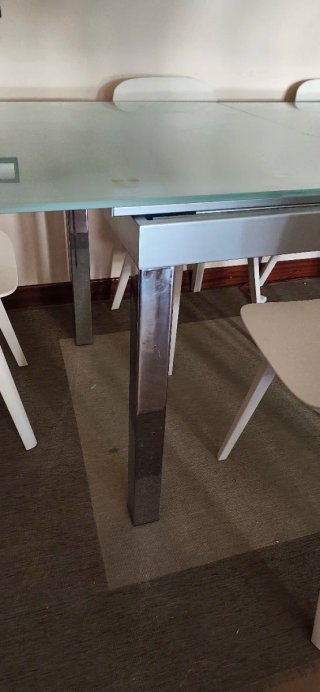 Mesa Comedor Cristal y Sillas Blancas